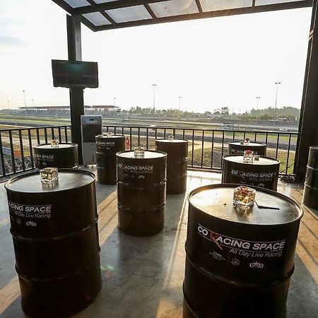 砖盒武里南酒店 外观 照片